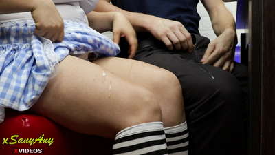 ახალგაზრდა სკოლის მოსწავლე ერევა თანაკლასელთან საშინაო დავალების შესასრულებლად-xsanyAny